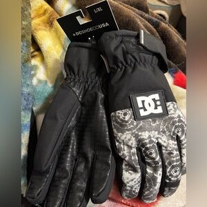 DC Black and Gray Gloves snow gloves large / xl nwt